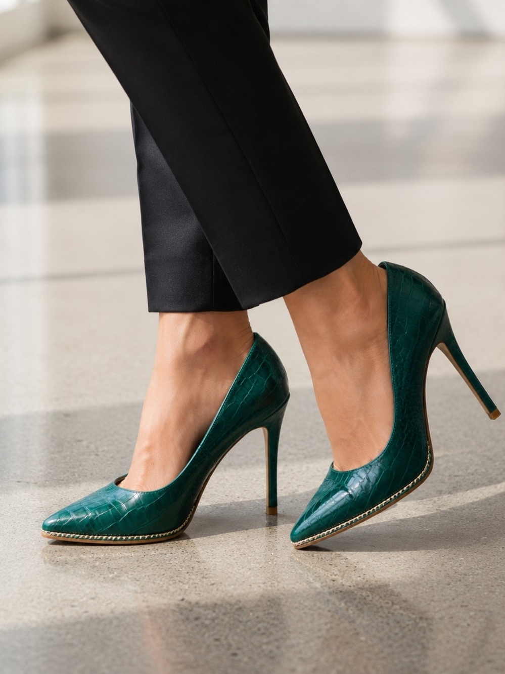 BCBGeneration Emerald Green Croc-Embossed Pointed Stiletto Pumps NWOT - Picture 2 of 4